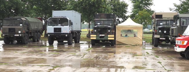 4 trucks 6WD in de regen