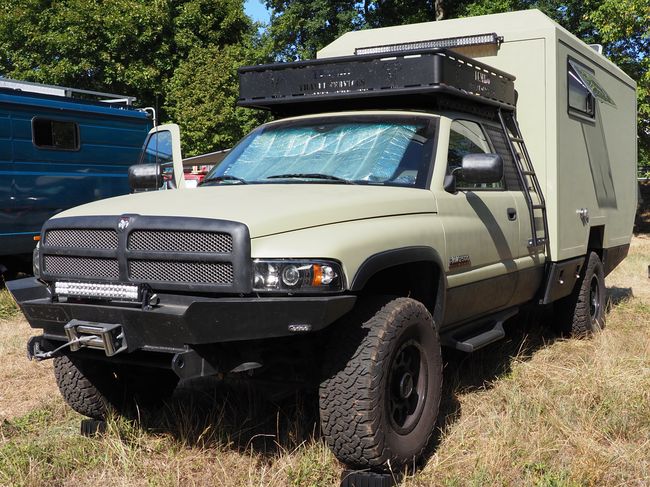 Kleine camper op basis van een Dodge RAM 2500 met Cummins Turbo Diesel
